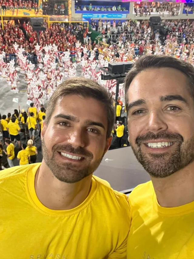 Carnaval: Eduardo Leite curte Sapucaí e posta foto com namorado capixaba