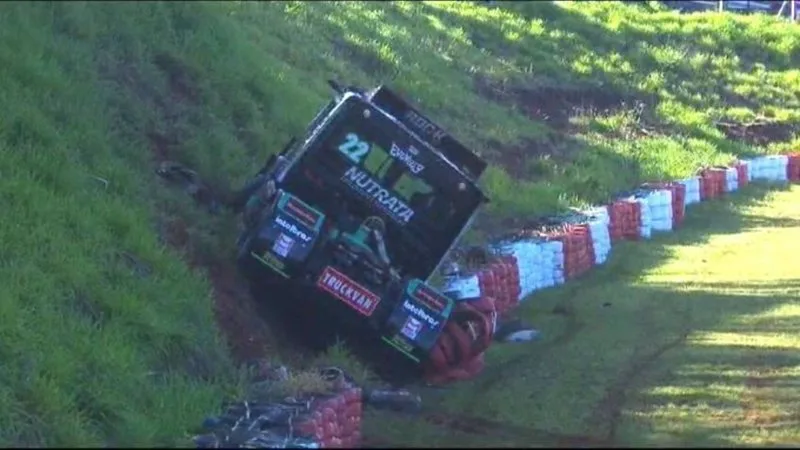 VÍDEO | Ator Caio Castro sofre acidente na Copa Truck