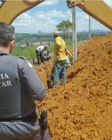 Homem morre soterrado após barranco desabar em obra de esgoto em Colatina