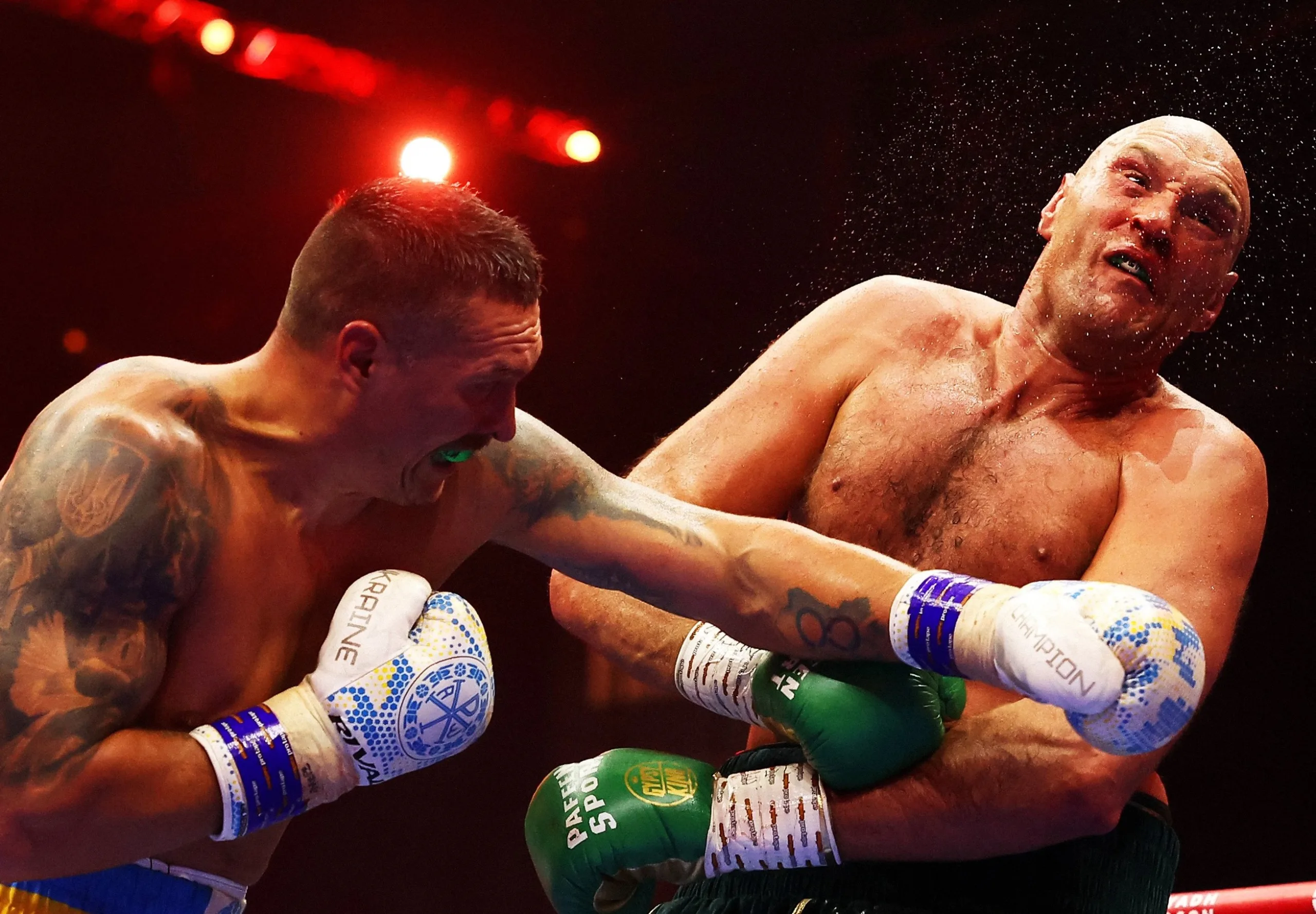 Usyk derrota Tyson Fury sob olhares de Neymar e Cristiano Ronaldo