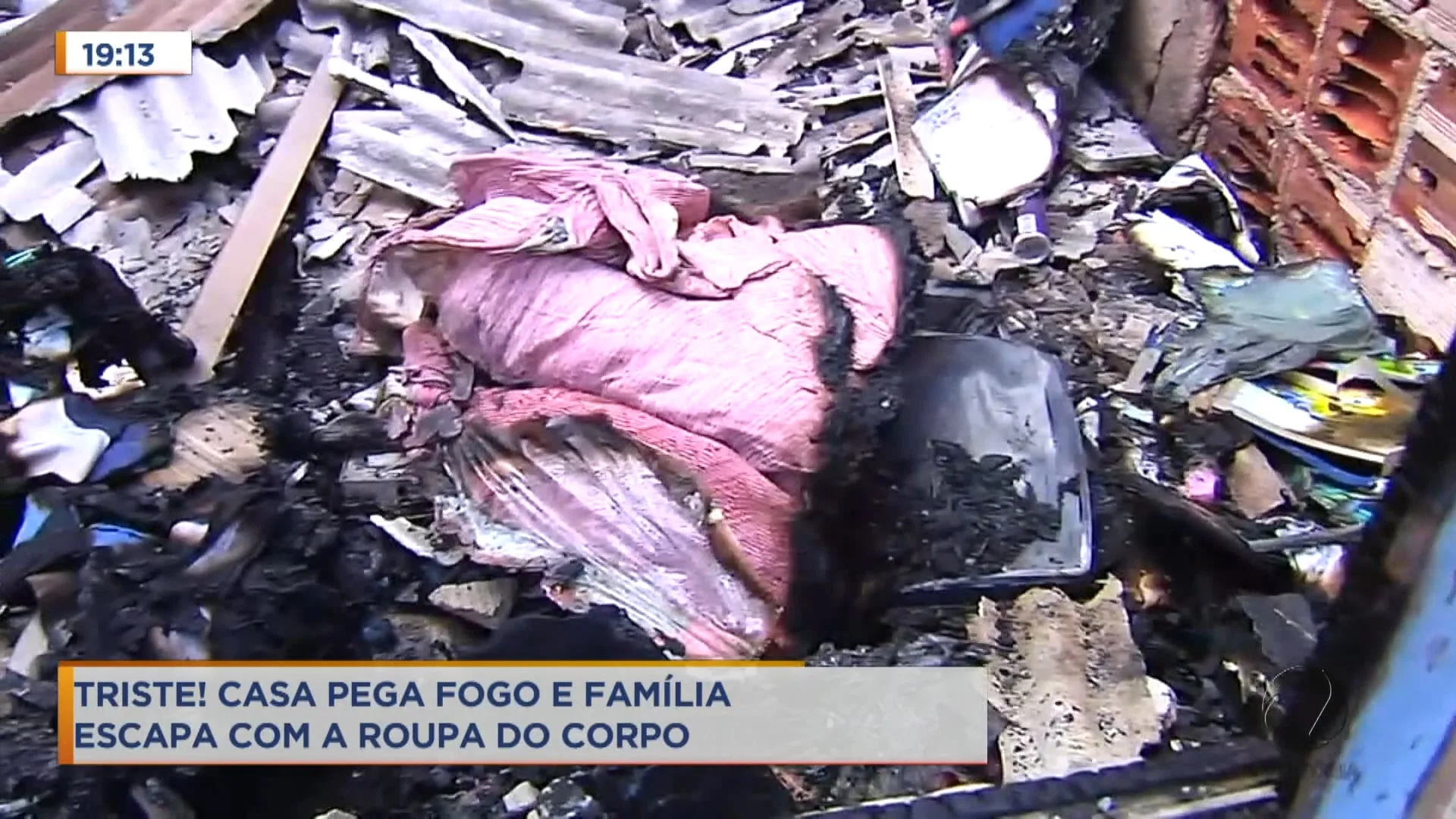 Casa pega fogo em Cariacica e família perde tudo