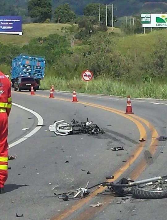 Motociclista morre em acidente e motorista de caminhão foge em Ibiraçu