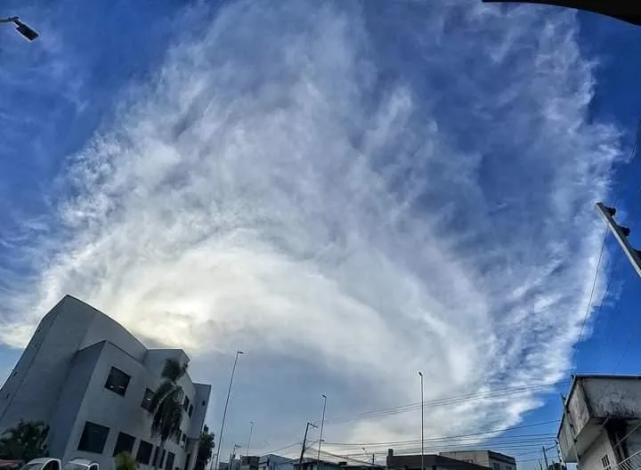 VÍDEOS | Nuvens "diferentonas" chamam a atenção no ES; entenda