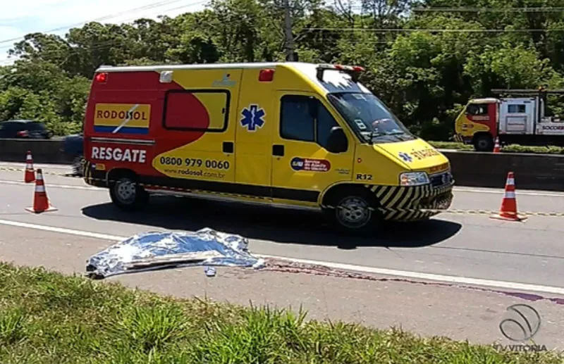 Motorista de caminhão foge após atropelar e matar pedestre na Rodovia do Sol