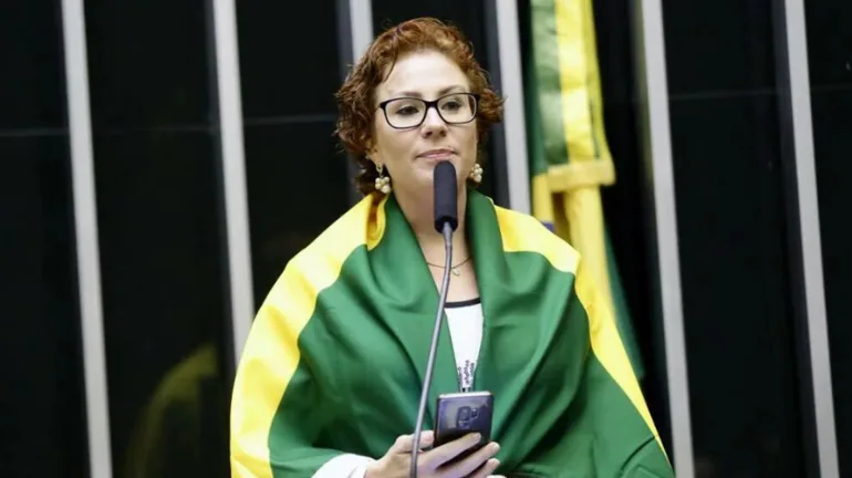 Moraes inclui Carla Zambelli em inquérito de tentativa de golpe