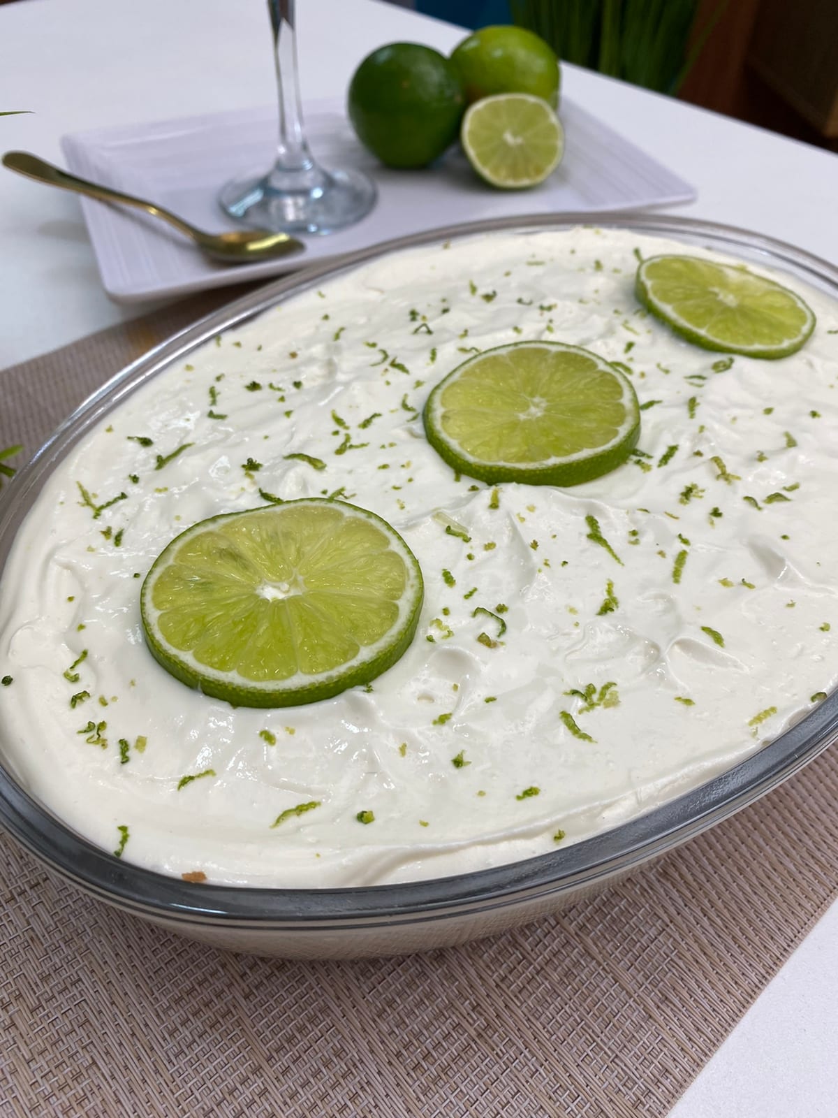 Deliciosa torta de limão com castanha de caju