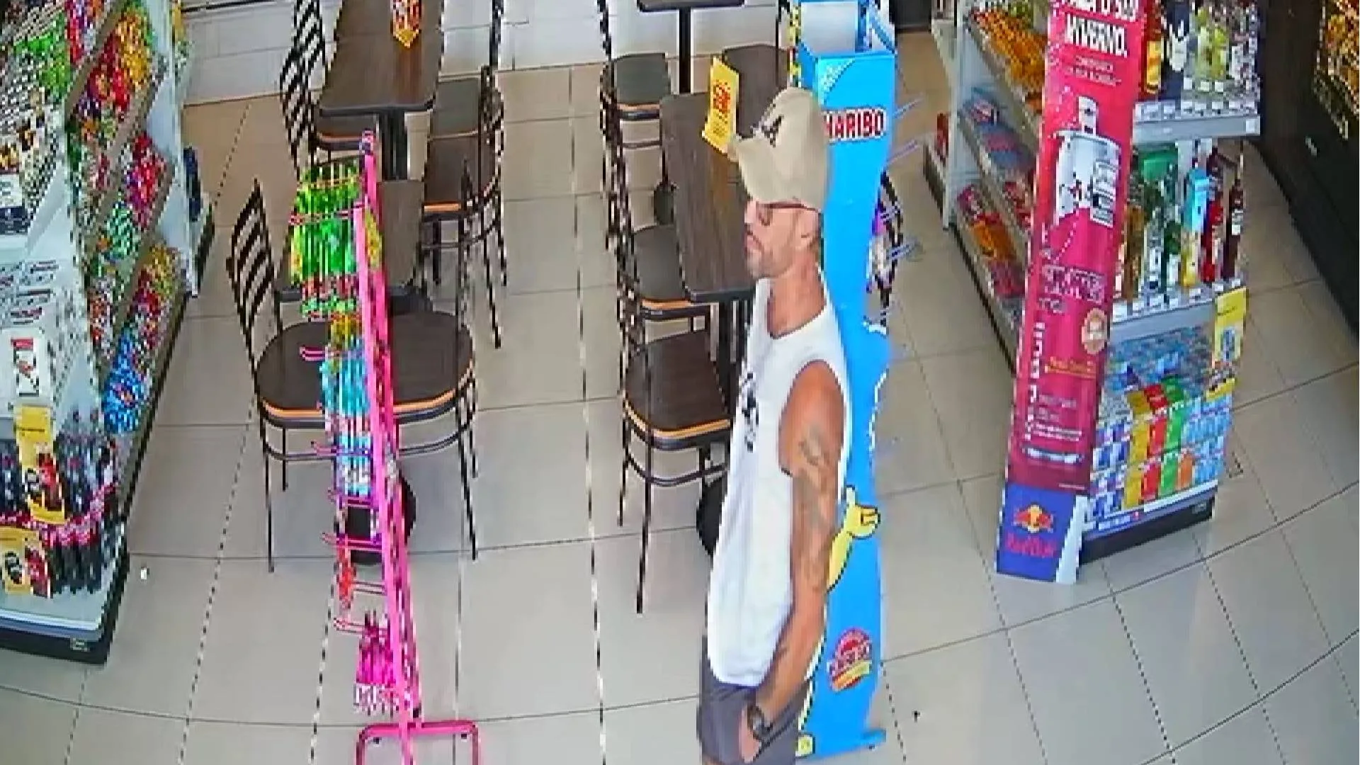 VÍDEO | Homem é flagrado furtando uísque em loja de conveniência