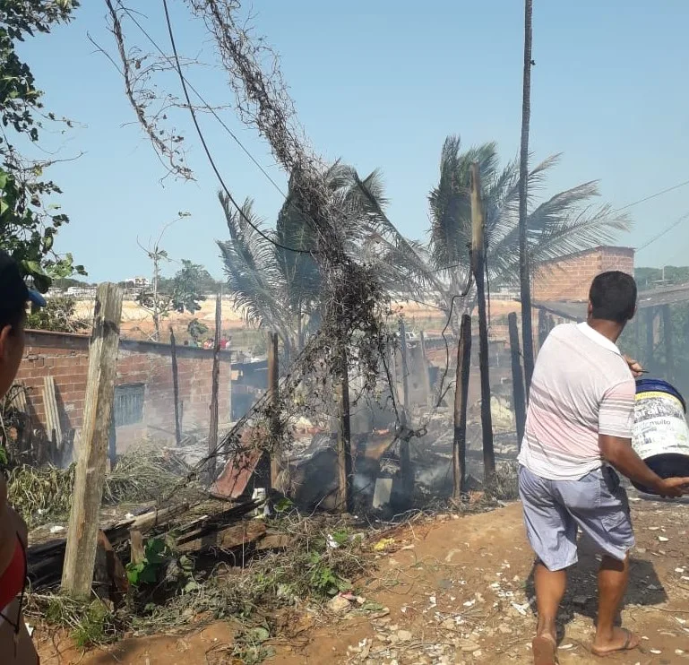 VÍDEO | Casa fica completamente destruída após incêndio em Vila Velha