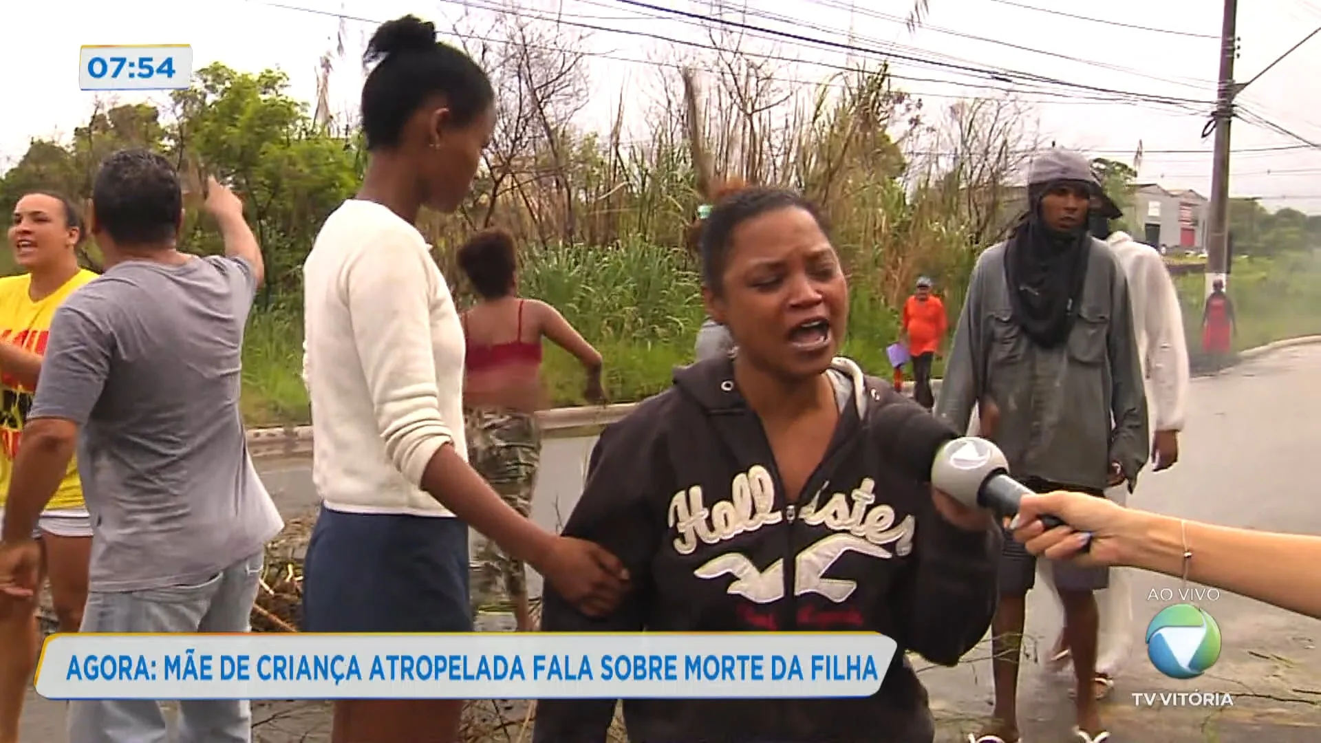 Mãe chora em protesto após morte da filha