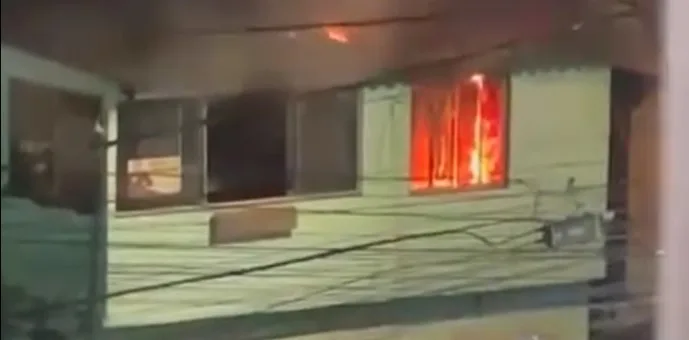 VÍDEO | Casa fica completamente destruída após incêndio em Vila Velha