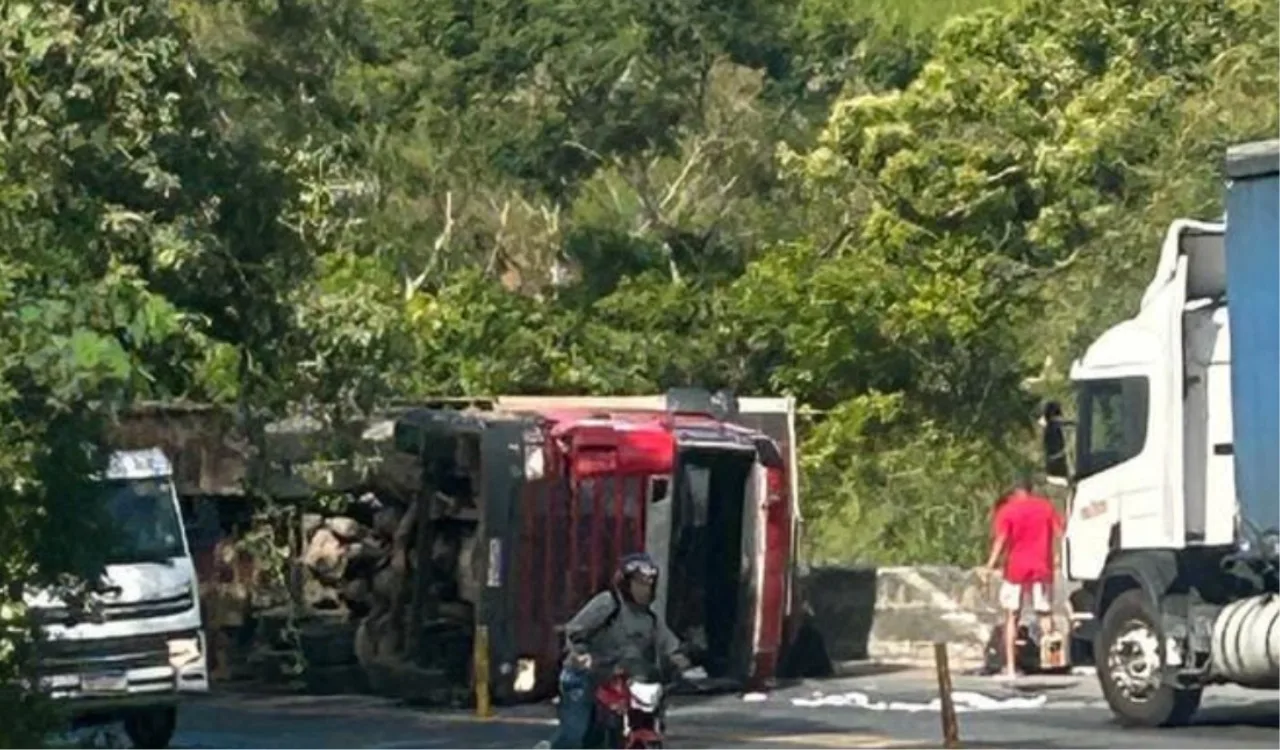 BR-101 fica parcialmente interditada após carreta tombar no Sul do ES