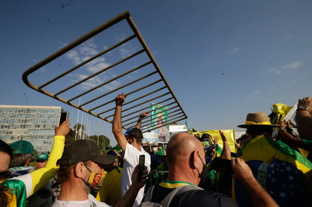 Apoiadores de Bolsonaro e polícia entram em confronto em Brasília