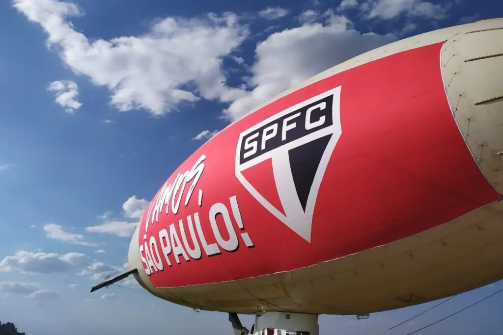 Balão dirigível com símbolo do São Paulo cai em Osasco