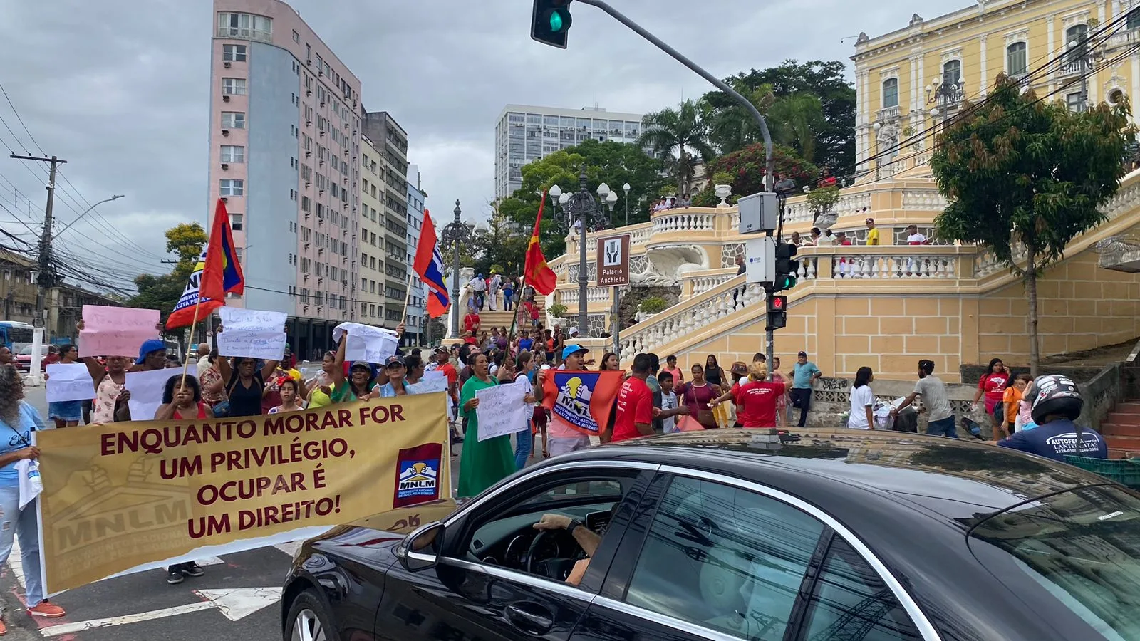 VÍDEO | Protesto em frente ao Palácio Anchieta termina e trânsito é liberado