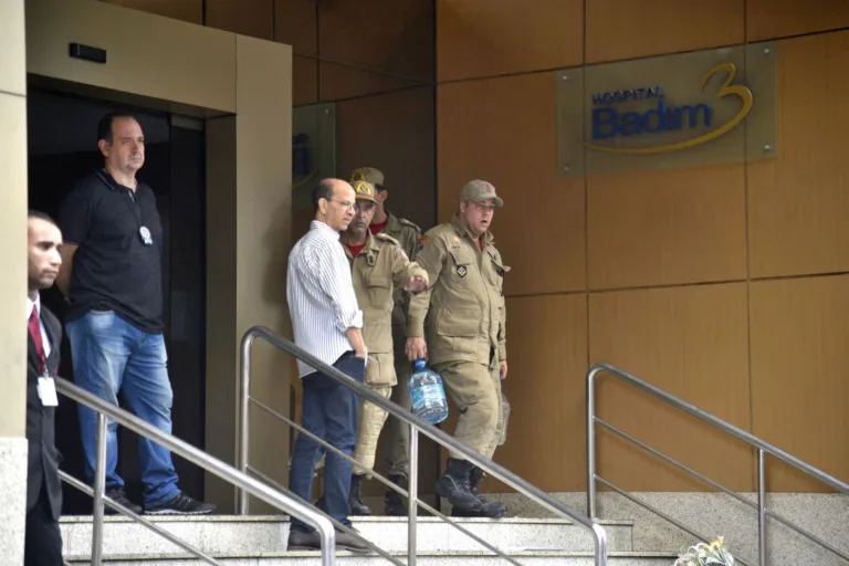 Peritos da Polícia Civil e bombeiros trabalham no Hospital Badim, na zona norte, que foi atingido por um incêndio que matou 11 pessoas na última quinta-feira (12).