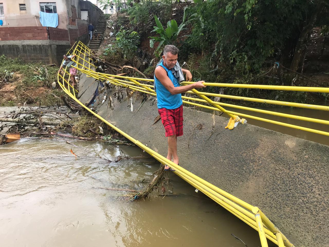 Após ponte cair, Prefeitura de Viana retira estrutura e interdita local