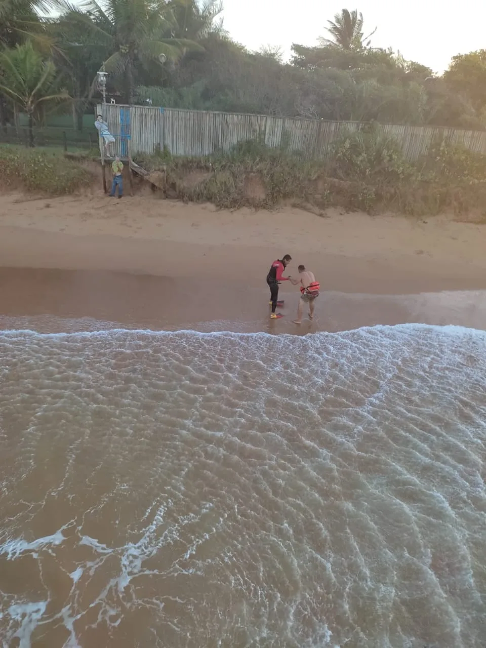 VÍDEO I Homens são resgatados por helicóptero do Notaer na praia de Nova Almeida na Serra