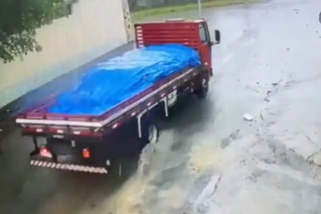 Vídeo mostra momento em que caminhão cai dentro de valão em Vila Velha