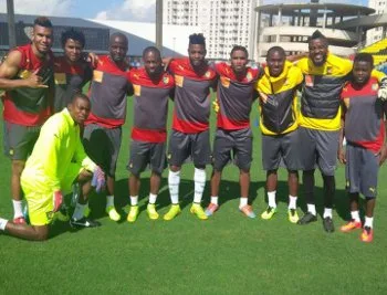 Mesmo sem treinar, estrela de Camarões posta foto com colegas em campo