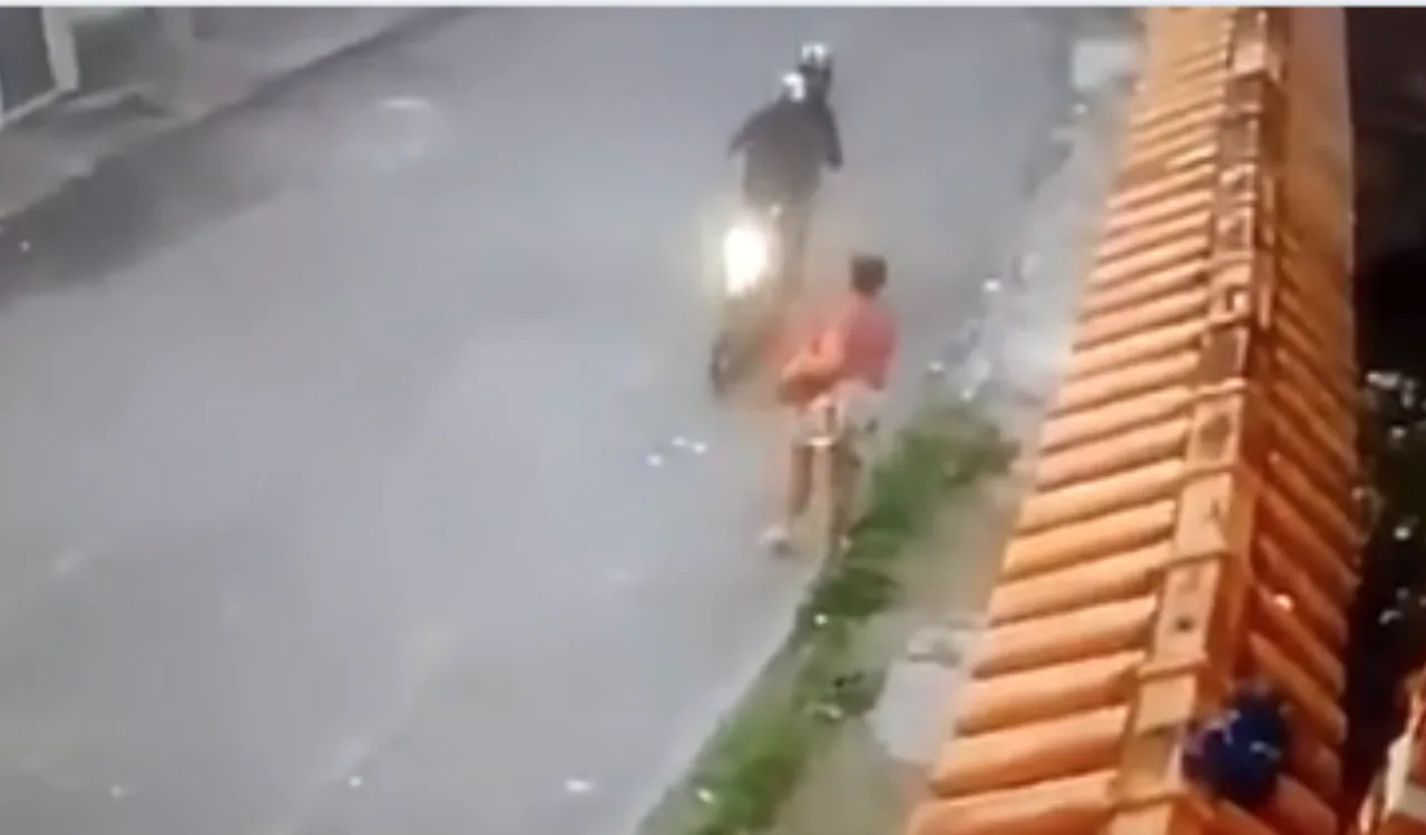 Vídeo mostra momento em que mulher é assaltada a caminho do trabalho