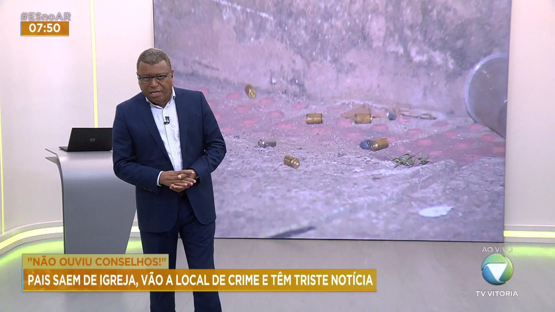 Pais saem da igreja e recebem notícia que filho foi assassinado