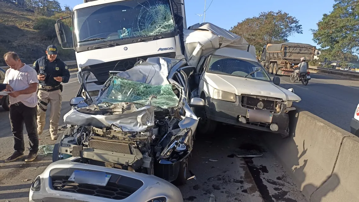 VÍDEO | Grave acidente com quatro veículos deixa feridos na Rodovia do Contorno, em Cariacica