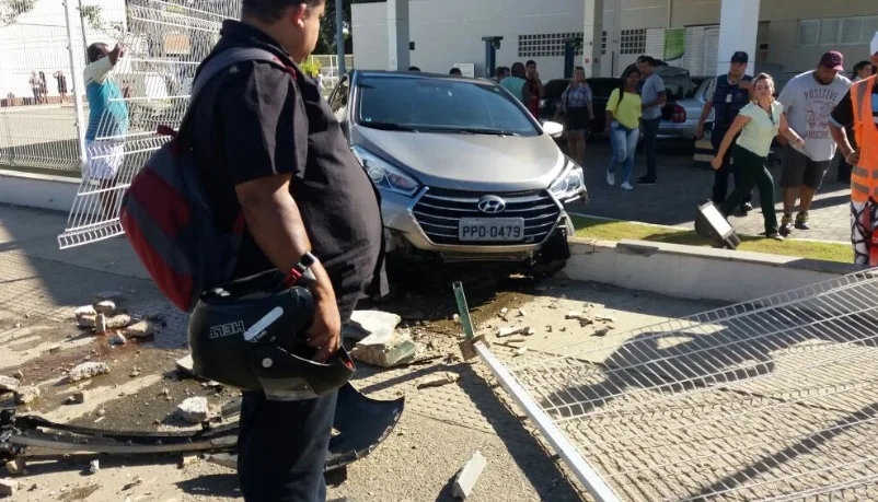 Motorista perde controle do veículo e destrói grades do Faça Fácil em Cariacica