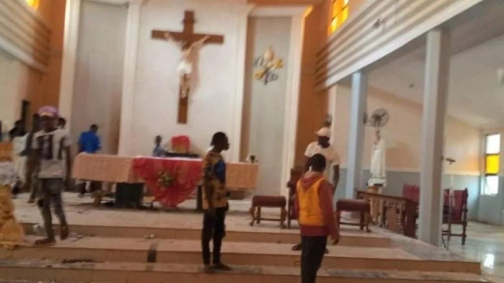 Homens invadem igreja durante missa e matam ao menos 50 fiéis na Nigéria