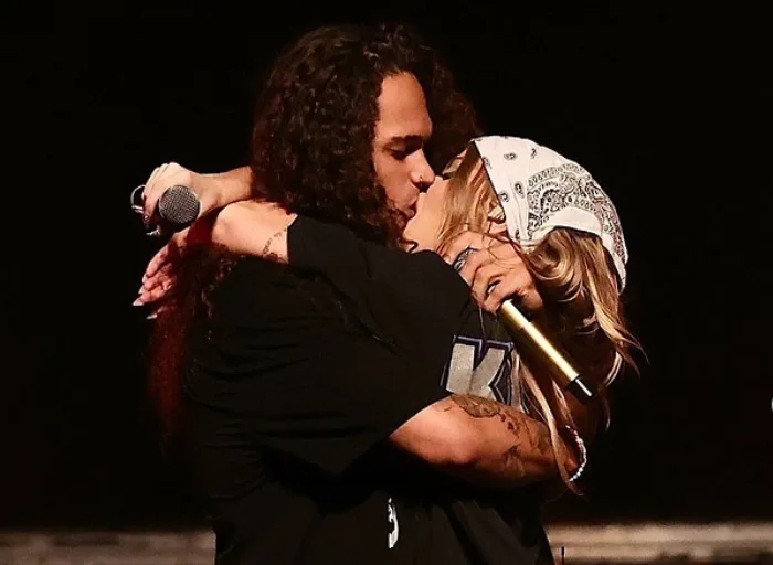 Luísa Sonza e Vitão trocam beijos em palco de show em São Paulo