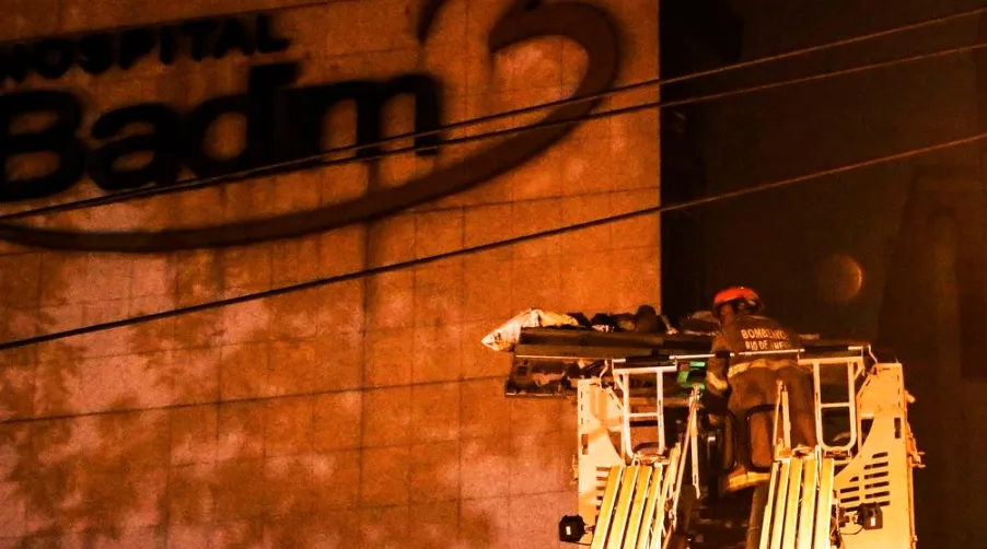 Bombeiros fazem resfriamento e varredura no Hospital Badim no Rio