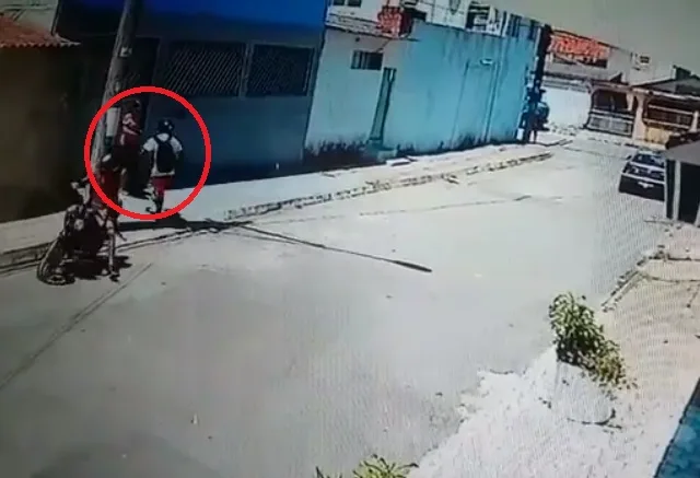 VÍDEO | Mulher com bebê de colo é assaltada por dupla em moto na Serra