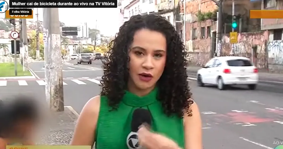 Mulher cai de bicicleta durante entrada ao vivo de repórter na TV