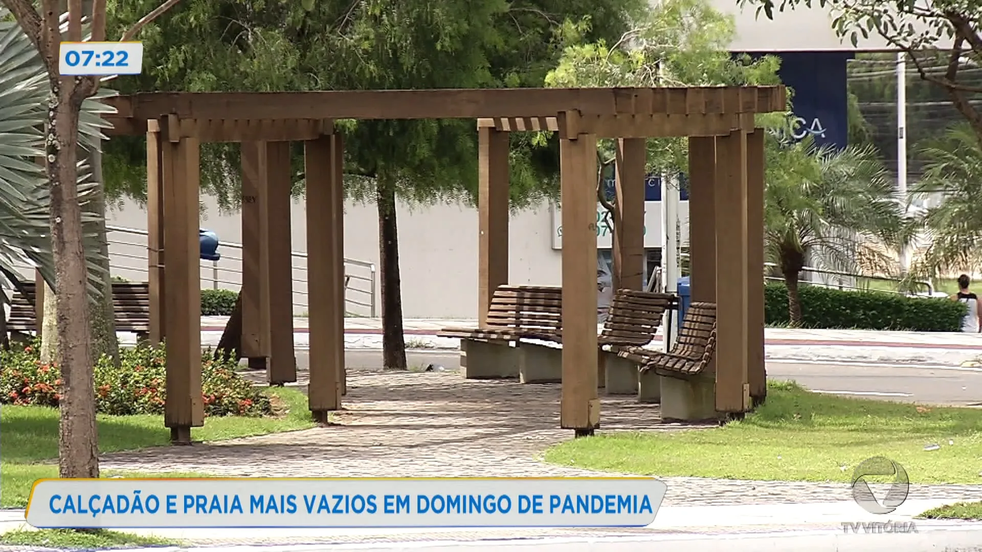 Calçadão e praia mais vazios em domingo de pandemia