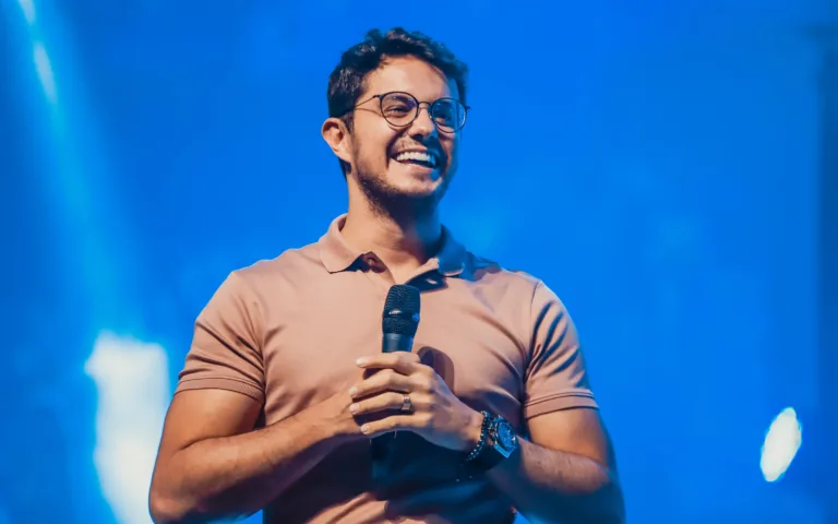 Fenômeno da internet, Deive Leonardo apresenta turnê inédita em Vitória na próxima semana
