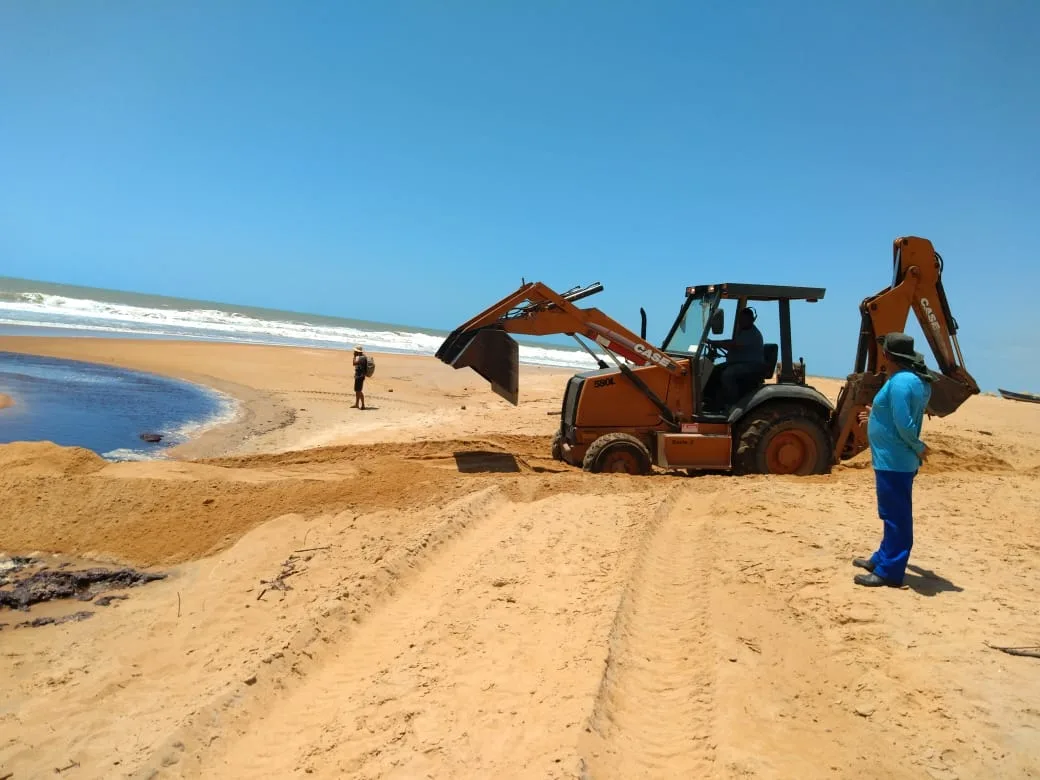 Foz do Riacho Doce recebe barreira para conter mancha de óleo