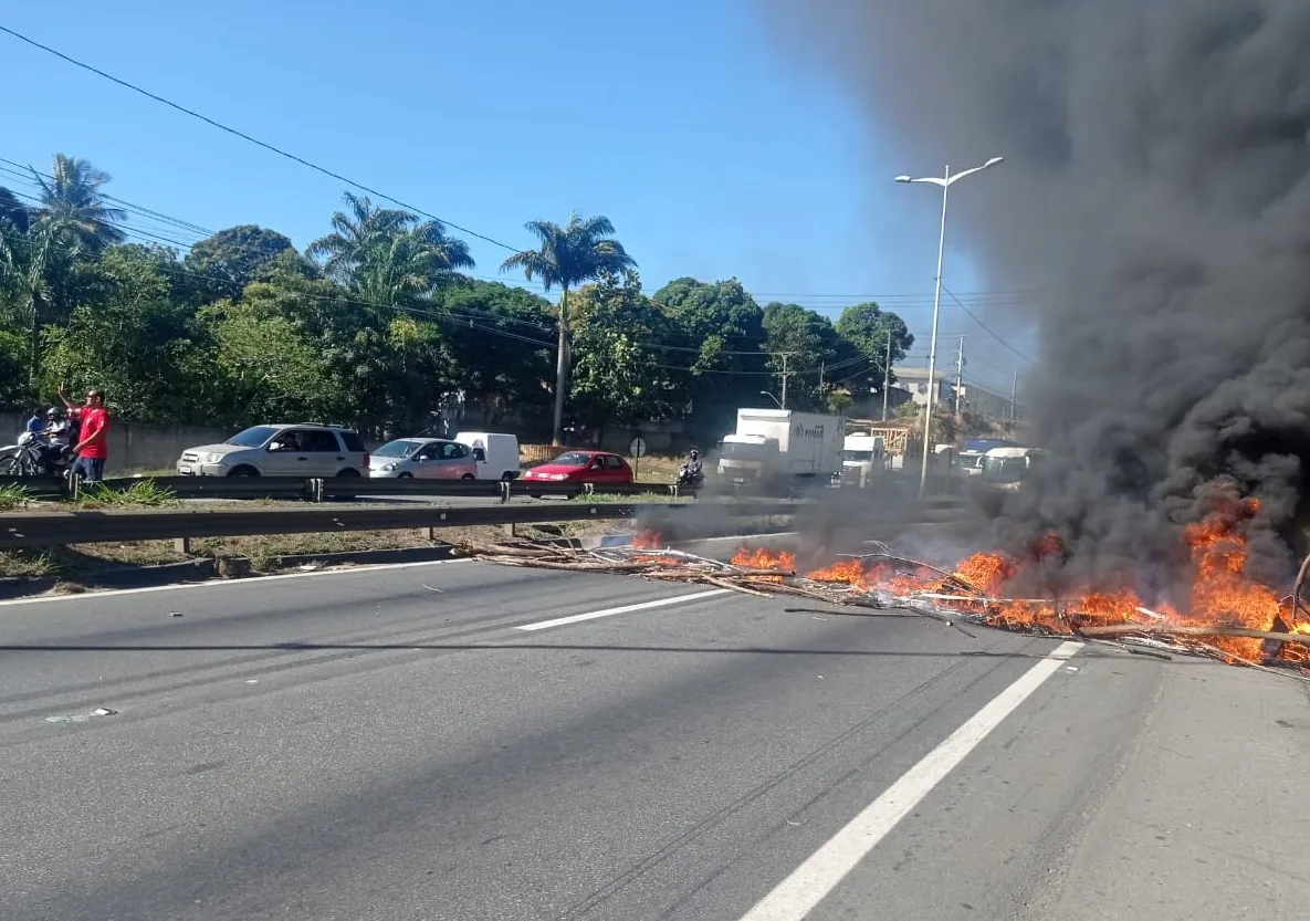 VÍDEO | Manifestantes quebram para-brisa de caminhão durante protesto na Rodovia do Contorno