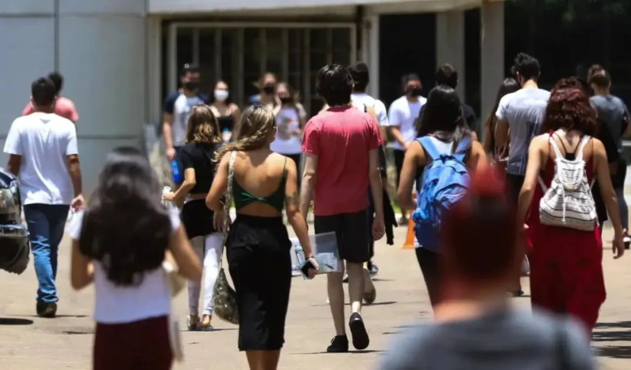 Serasa faz mutirão de renegociação de dívidas de universitários com descontos de até 95%