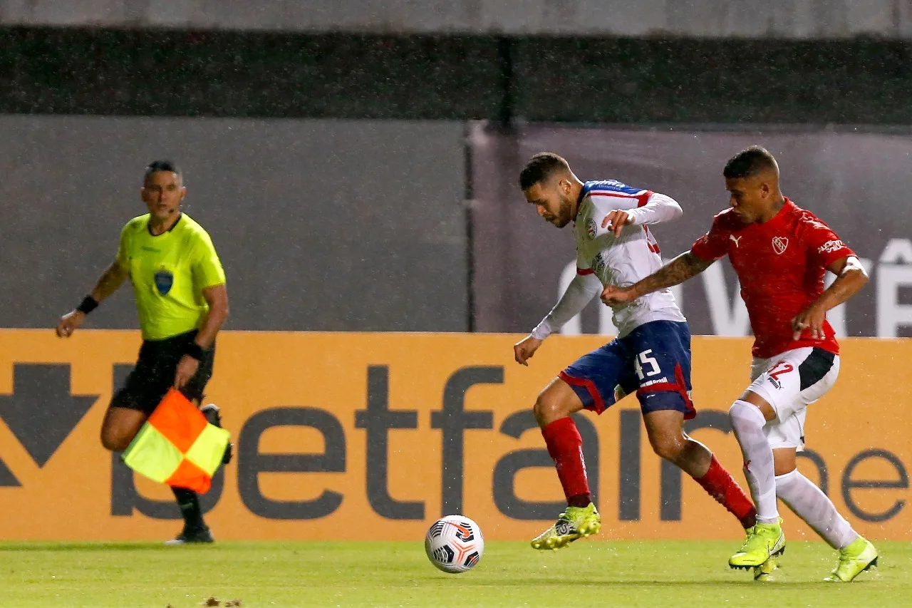 Com gol contra, Bahia perde para o Independiente e se complica na Sul-Americana