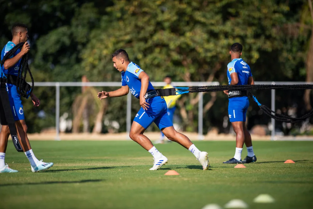 Organizada do Cruzeiro invade CT durante treino e faz cobranças