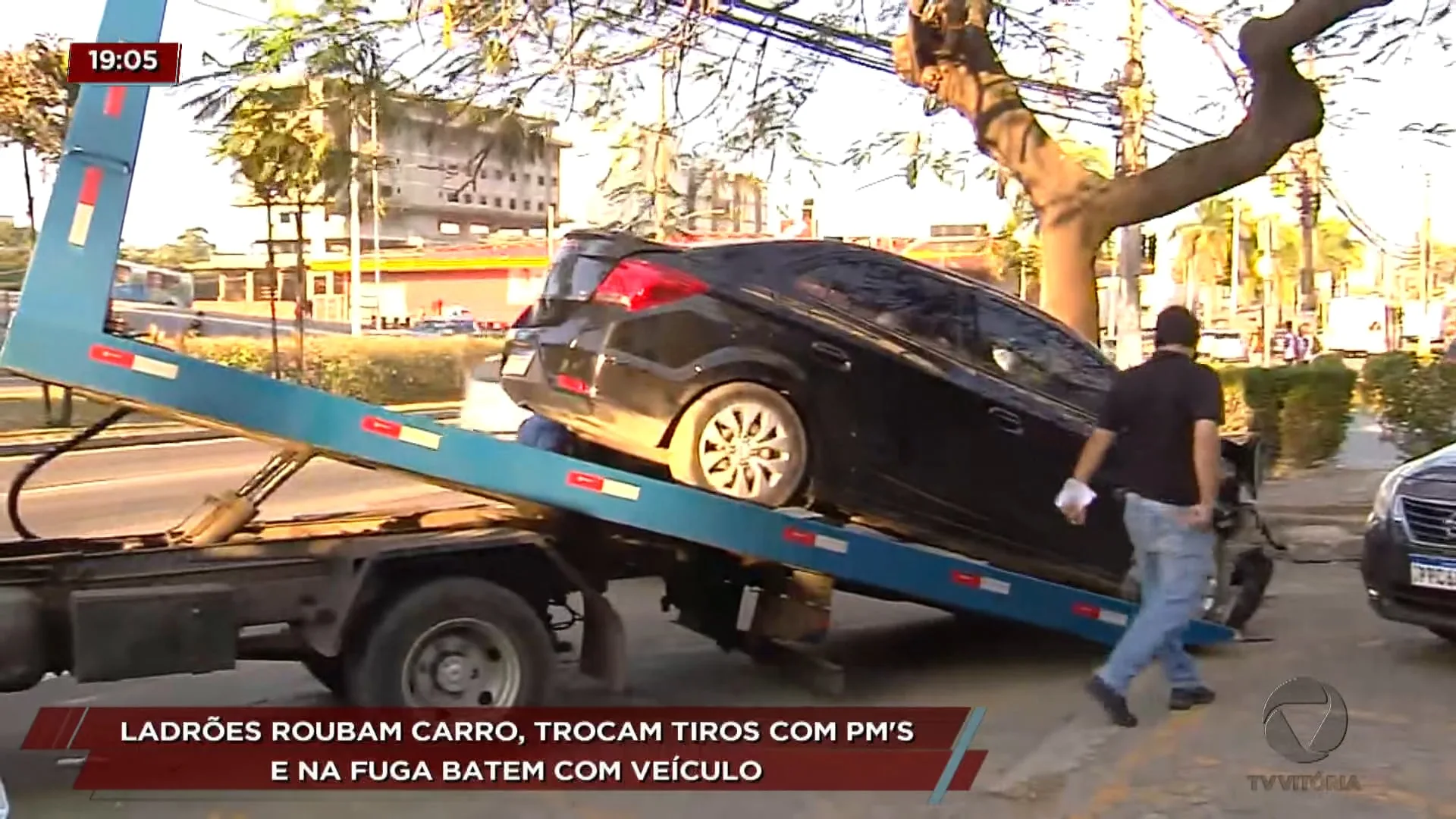 Ladrões roubam carro, trocam tiros com policiais e na fuga batem com veículo