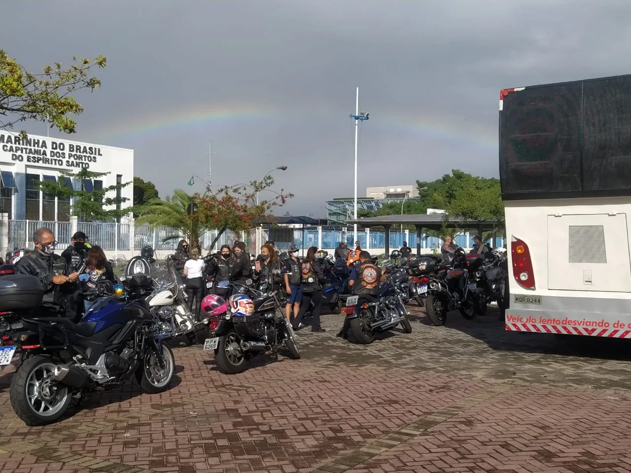 Motociclistas realizam manifestação na BR 101 em homenagem a médico