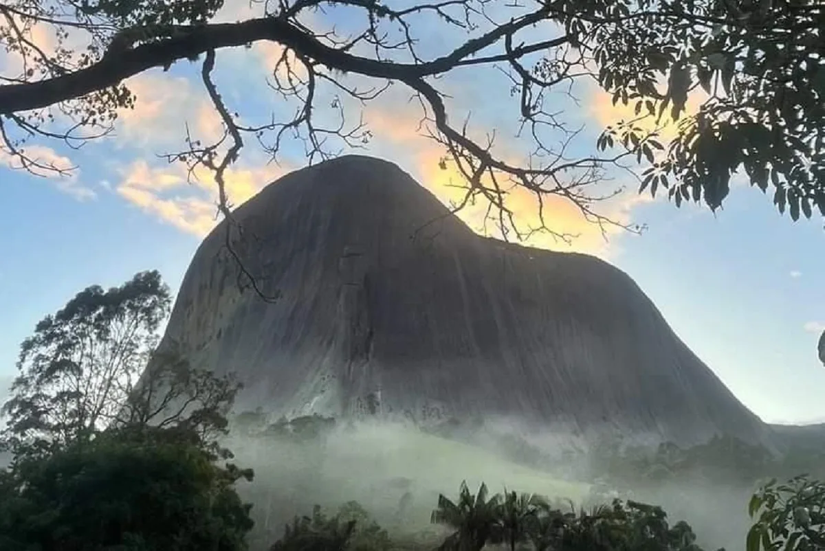 FOTOS | Em pleno verão, Pedra Azul amanhece com clima de inverno