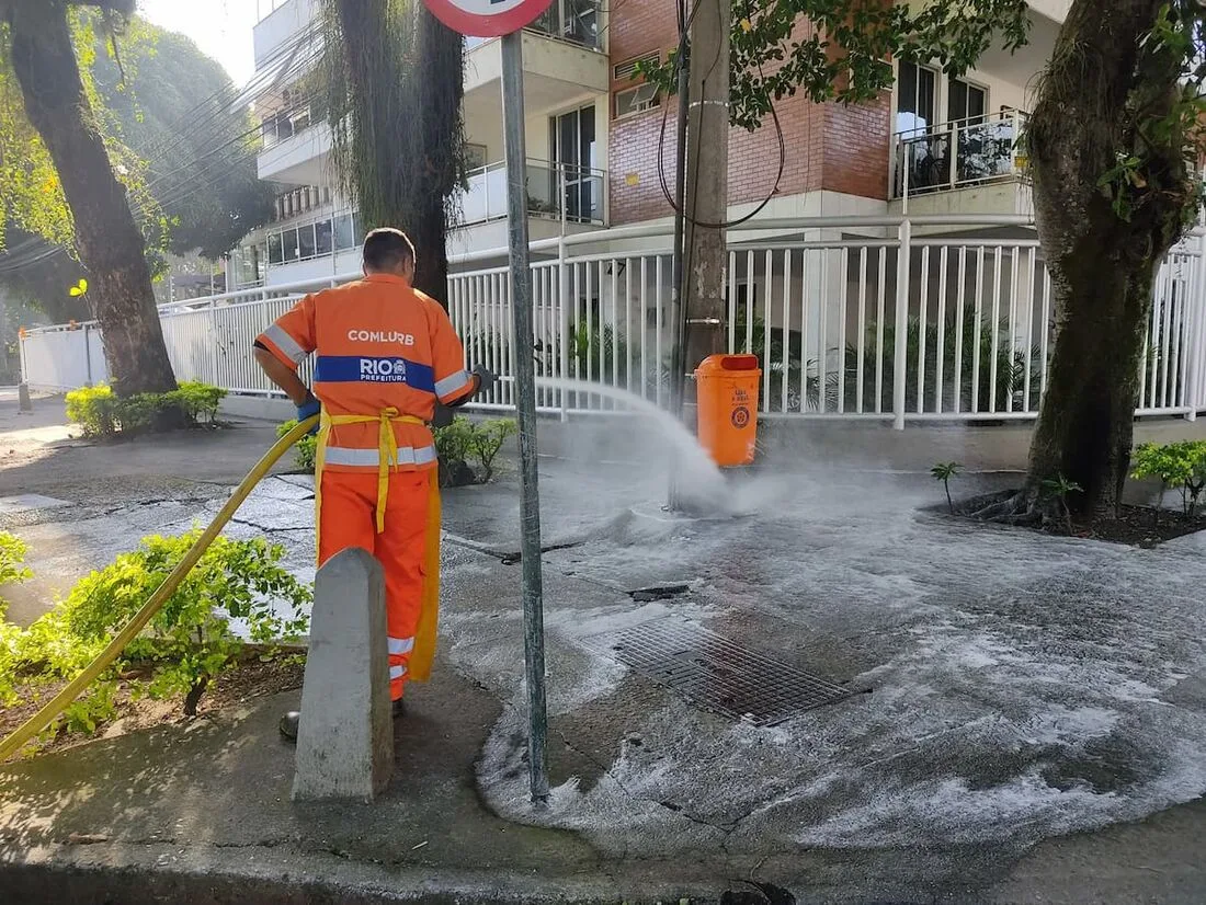 Prefeitura do Rio lava ruas e calçadas após suspeita de envenenamento de cachorros