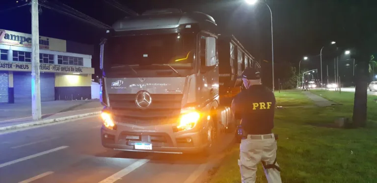 Perigo! Vídeo flagra ultrapassagem de bitrem em curva na BR-101