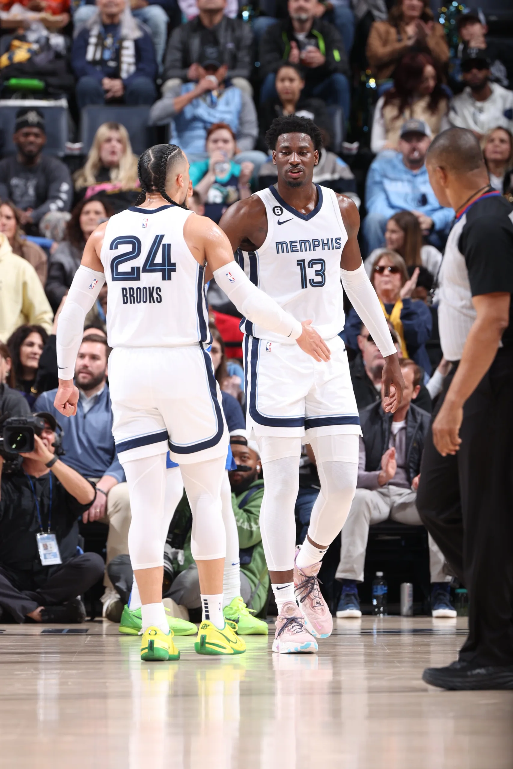 Ja Morant volta ovacionado ao banco dos Grizzlies e vê vitória sobre os Mavericks