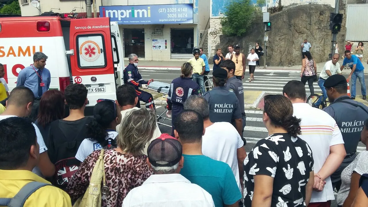 Motociclista fica ferida após acidente envolvendo ônibus em Vitória