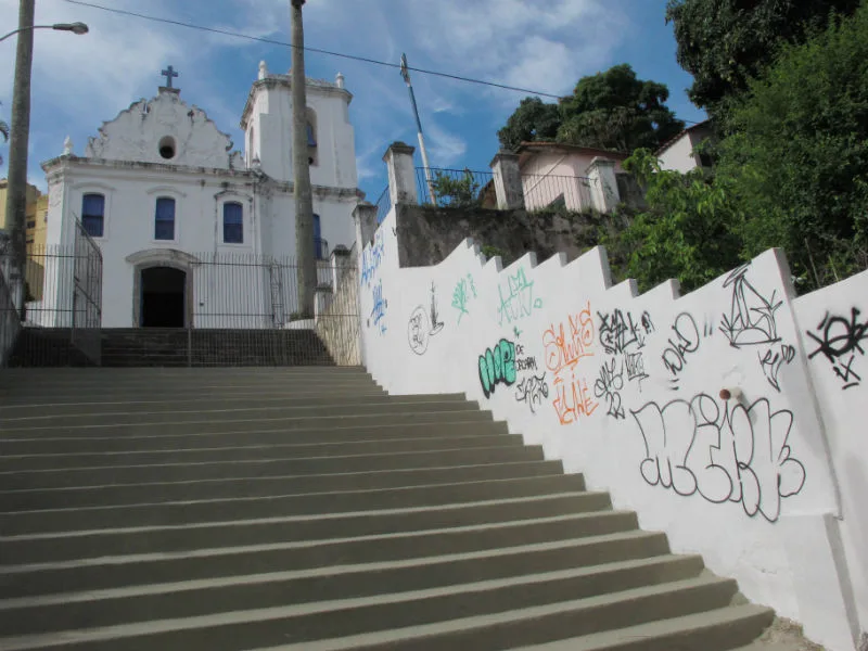 Paredes da escadaria da Igreja do Rosário em Vitória são alvo de pichadores