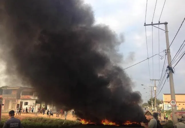 Após três horas de protesto, moradores encerram manifestação em Cariacica