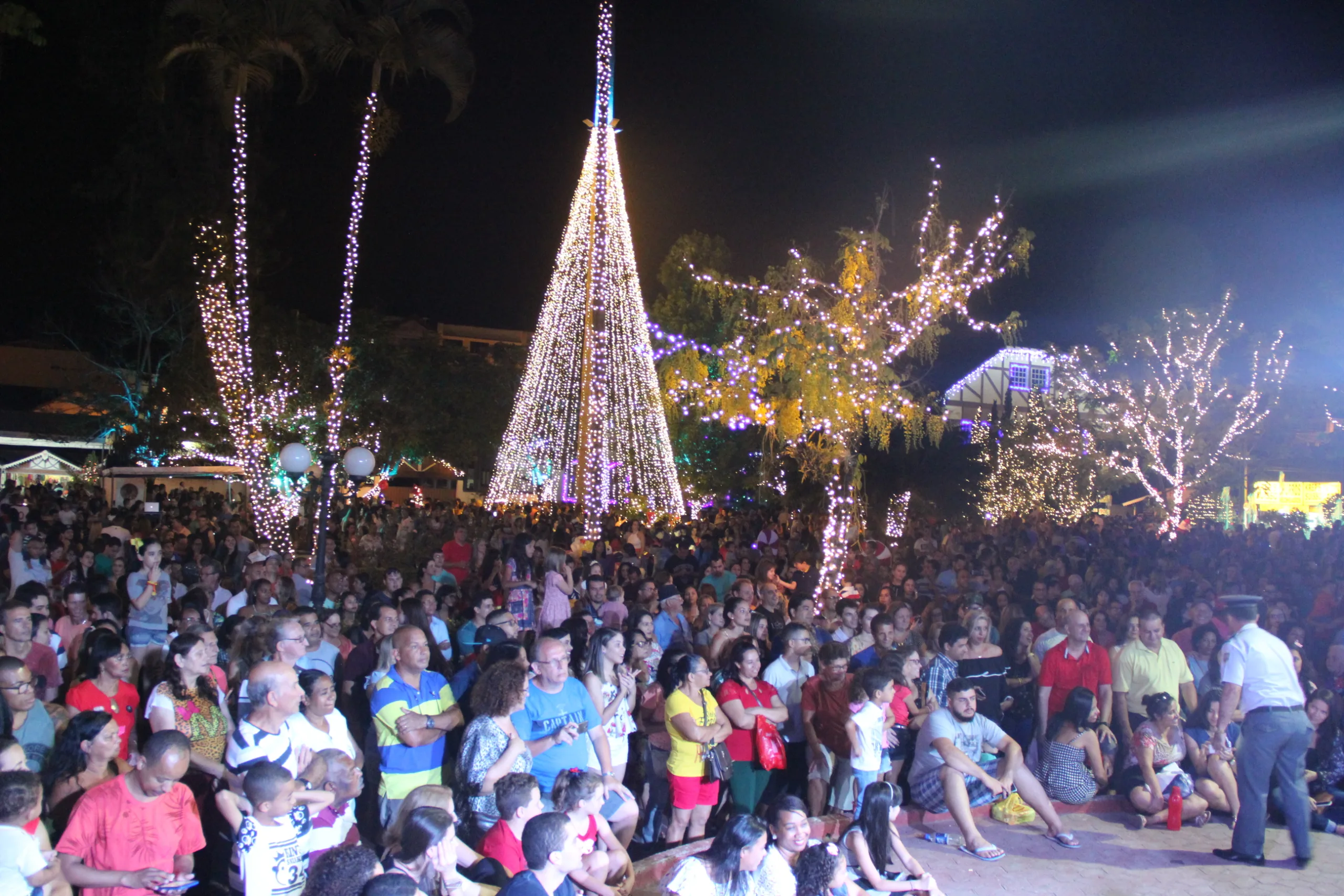 Turismo aquecido com a inauguração do Brilho de Natal, em DM