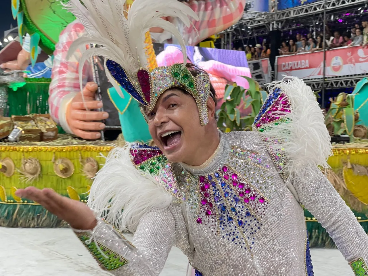 David Brazil desfila no Carnaval de Vitória e agita foliões: "Nota 10 para o ES"